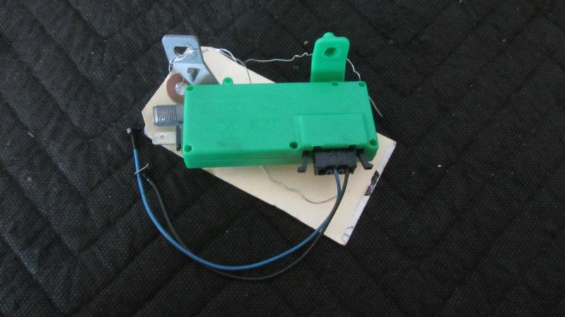 98-02 mercedes w210 e320 e430 rear glass antenna amp amplifier module 52313