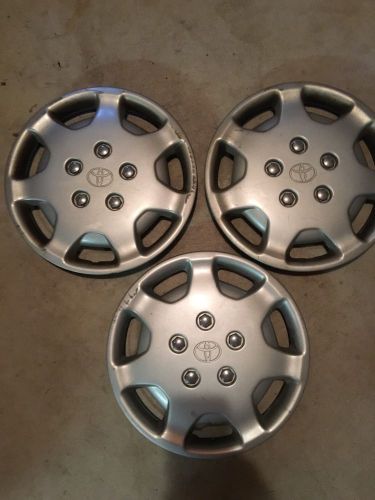 Off of a 1996 toyota camry  14&#034;  wheel cover hubcaps hub caps set of 3 used