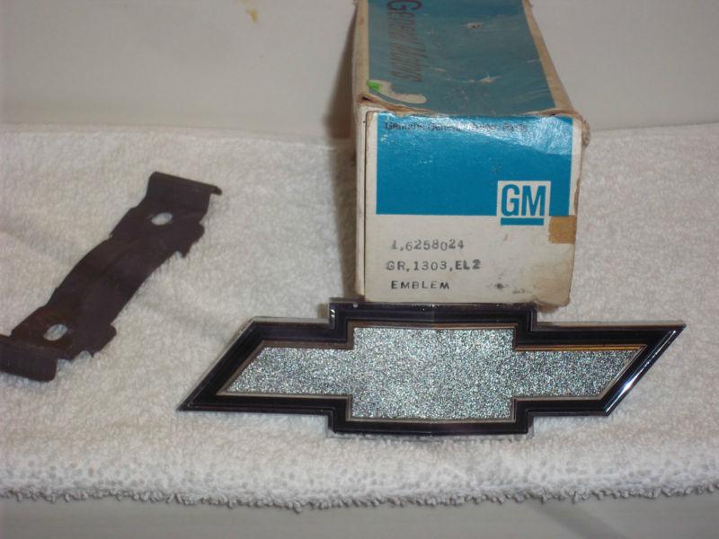 1973-74 chevelle malibu el camino emblem grille grill badge gm nos chevy