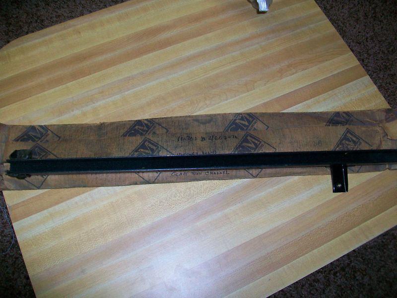 Nos 1955 - 1957 chevrolet nomad left door window glass run channel # 4662036