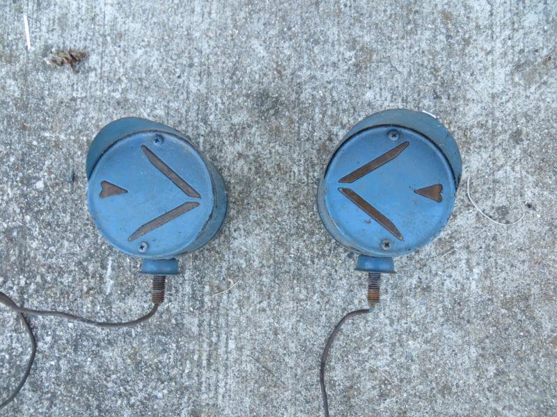 Vintage turn signal lamps, arrows both sides.