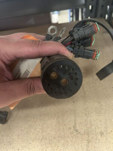 Genuine meyer products 22696 meyer v plow side harness pump plug 1 piece round