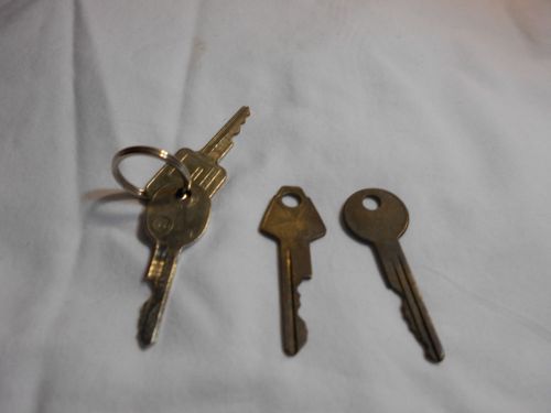 Vintage gmc and chrysler keys ( y 149-y152)