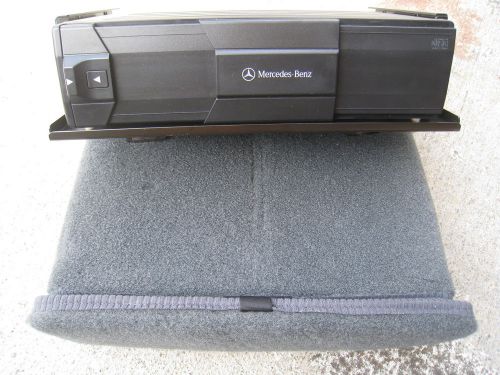 Mercedes benz 6 cd changer  oem 002 820 5989 w/bracket /cartridge