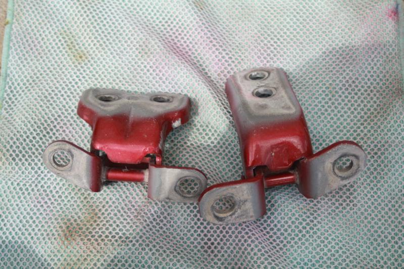 2004 pontiac vibe right front door hinge