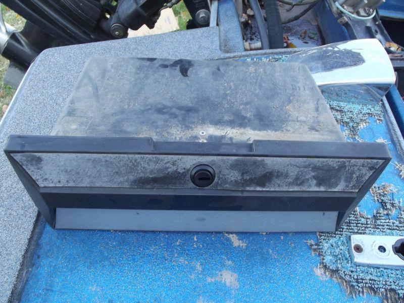 Glove box no key - good and useable