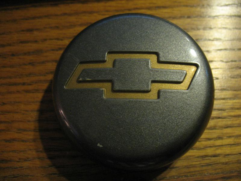 1994-2002 chevrolet s10 / blazer dark gray center cap 15661030   nice!!