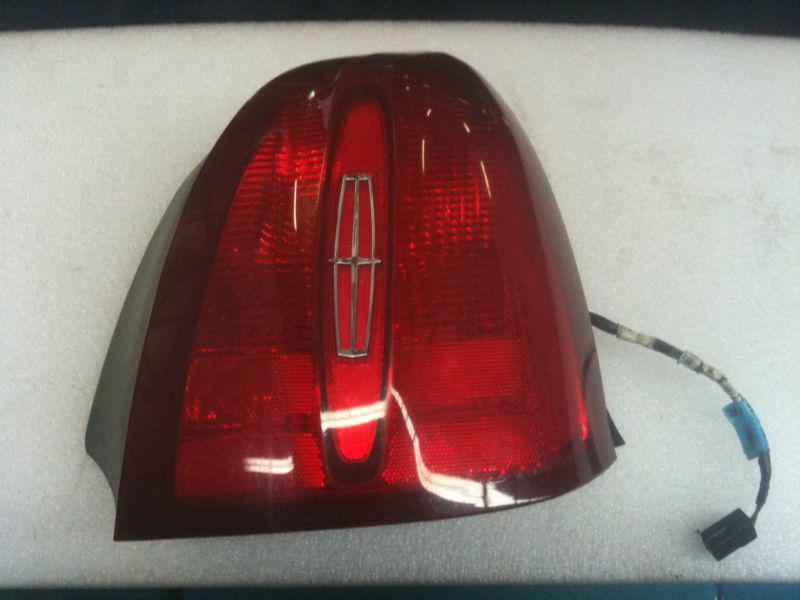 1999 lincoln town car, signature series, right tail light , buy-now!!