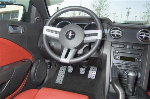 Textured aluminum foot rest for 2006-2008 ford mustang 5 speed