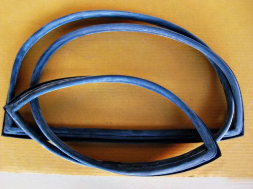 D/s 620 truck windshield weatherstrip “front”  (si)