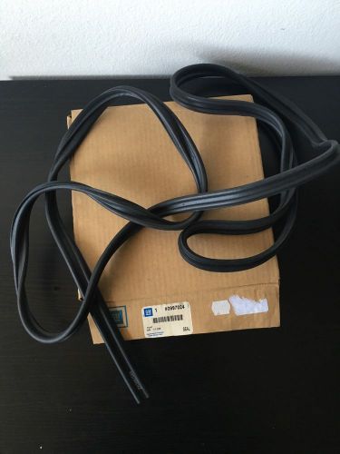 Nos gm 1984-90 chevrolet,gmc end gate lower weatherstrip,blazer jimmy