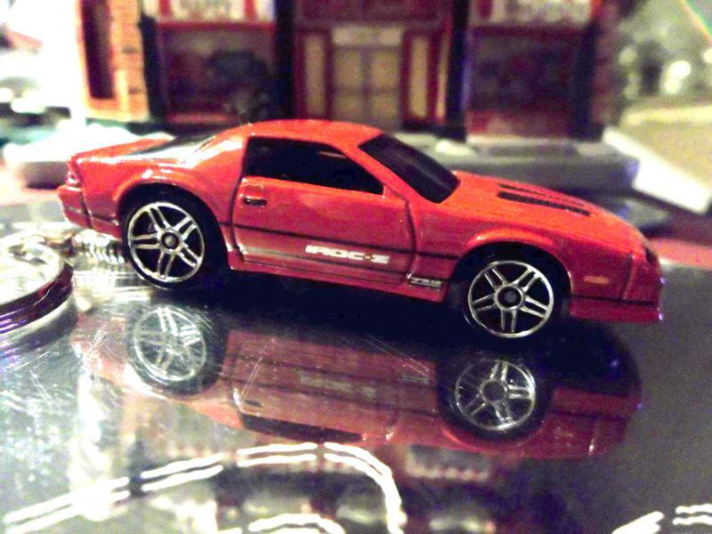 1985 chevrolet camaro iroc-z key chain - red