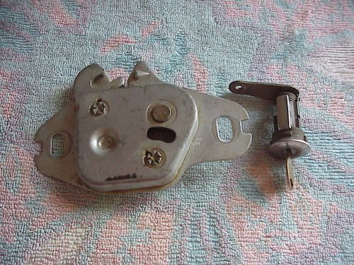 Mopar 1970-74 barracuda trunk latch with lock cylinder and key