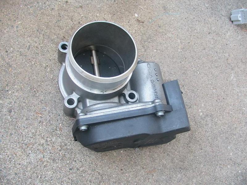 Sell vw passat throttle body 06F133062G in Loomis, California, US, for