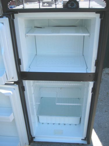 Norcold de-0061 ac/dc refrigerator/freezer