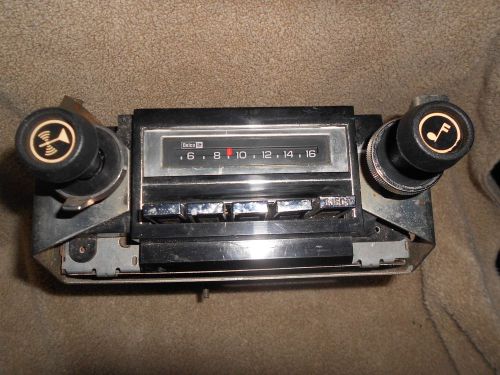 Rare -vintage delco am 8-track pushbutton radio w/bracket