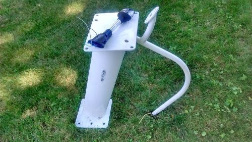 Seaview 24" radar platform with light and mast.