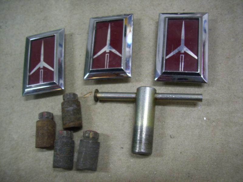 Buy OLDS DELTA 88 KEY LOCKS WIRE SPOKE HUB CAPS WHEEL 8285? in