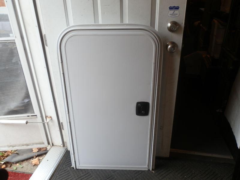 Rv curved door r.o. 44" x 24" x 2 1/4" white 