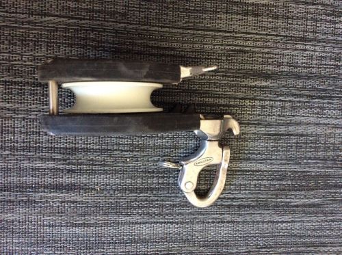 Ronstan snatch block with swivel head