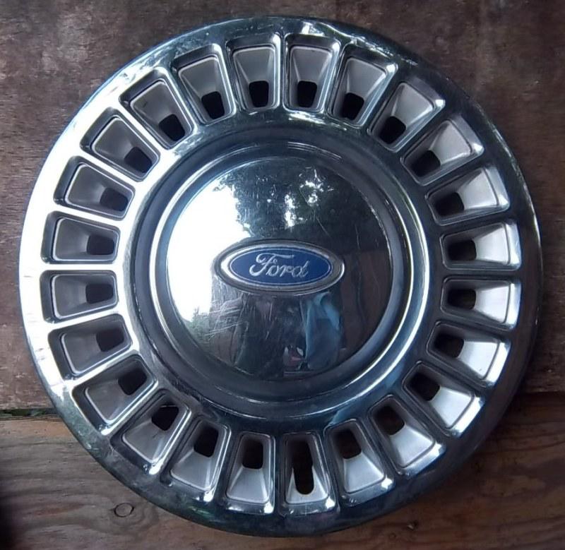 Sell Ford Crown Victoria hubcap 19881997 fits 15 inch wheels. in