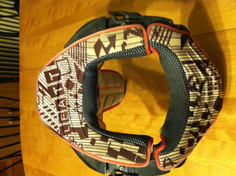 Youth leatt neck brace