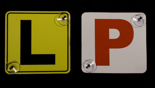 A set of of 2 plates "l" on one side and red "p" on the other