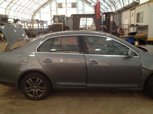 Speedometer fits 05 jetta 2211895