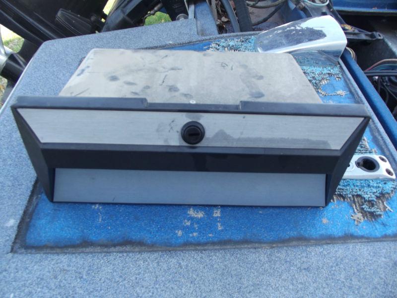 Glove box no key - good and useable