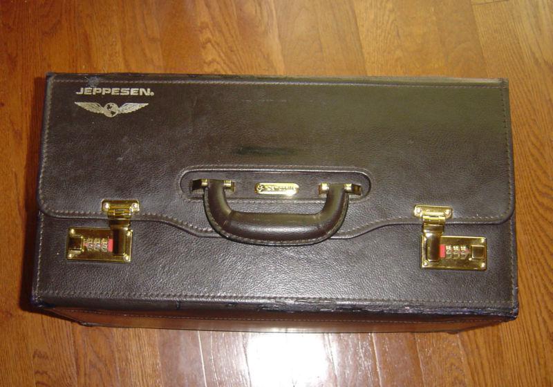 Jeppesen flight case fc-104 & seven 2" leather binders