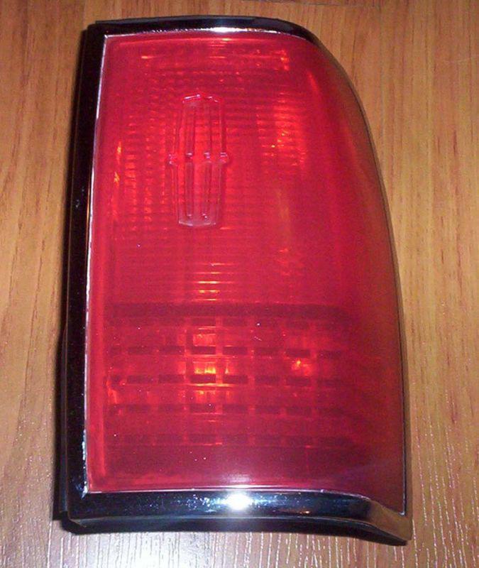 Sell LINCOLN TOWN CAR Right Hand TAIL LIGHT in Waterford, Michigan, US