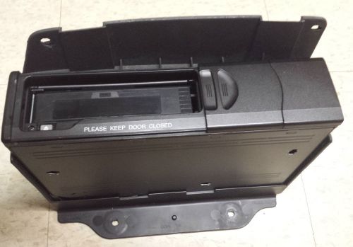 99-05 expedition navigator 6 disc cd changer with bracket in center console