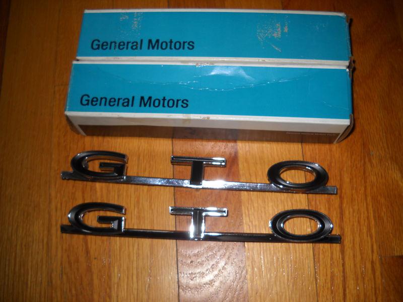 A nos pair of 1964-1967 pontiac gto rear quarter emblems 