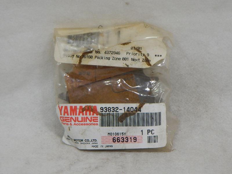 Yamaha 93832-14044 sprocket *new