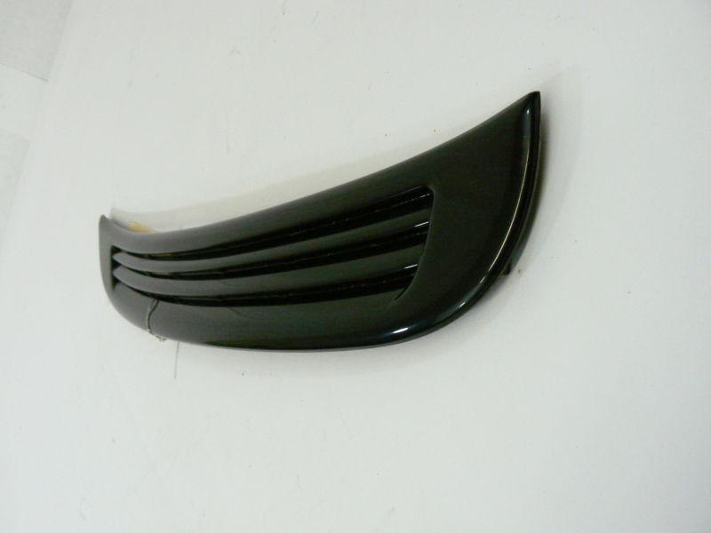 99-04 suzuki vitara ,tracker passenger side rear quarter window trim bezel-oem