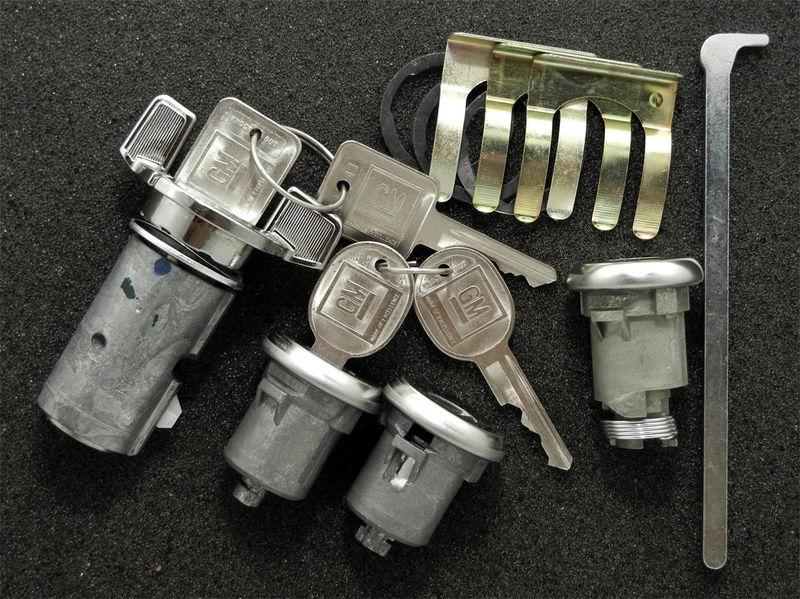 Buick cadillac chevy oldsmobile pontiac ignition door & trunk locks set 