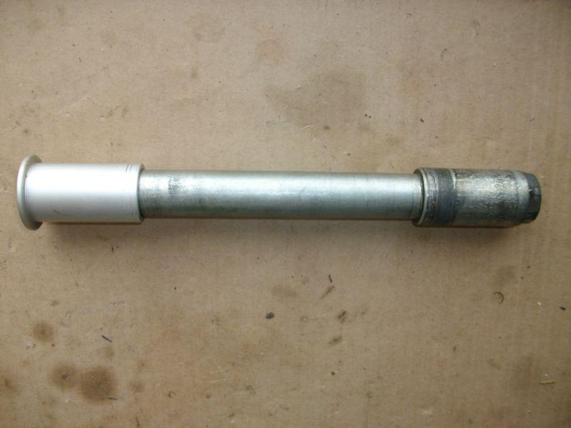 D 97 98 99 00 1997 suzuki gsxr 600 750 oem straight front wheel axle bolt