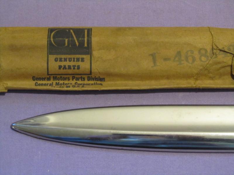 Nos gm 1956 chevrolet 4 door model 1219 left lower rear door moulding