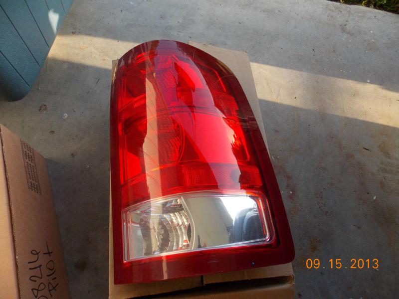 07-12 gmc sierra oem rt tail light with bulbs and harness