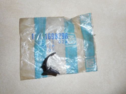 Nos 76-77-78 cadillac olds buick chevy quarter window glass retainer gm 1698296