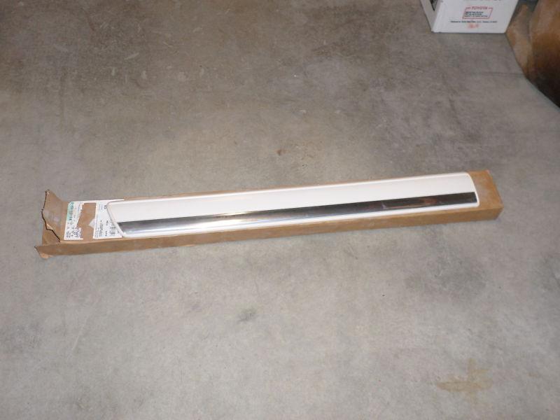 Molding outer side decor white rh oem gm 88979830 chevrolet gmc truck crew 03-06