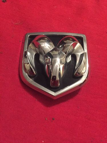 Used genuine oem grille emblem for 2005-2007 dakota and 2004-2009 durango (713)