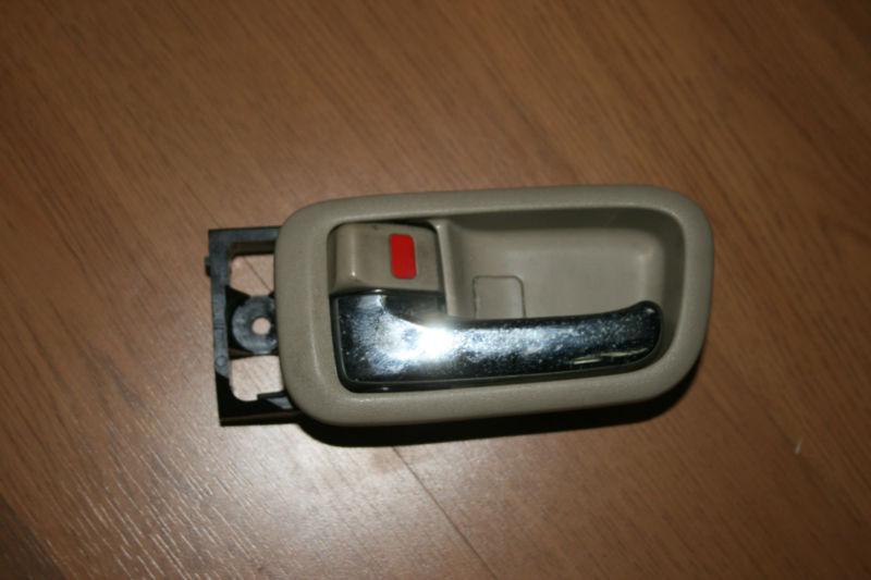 01 02 03 04 05 lexus is300 oem rear left interior door handle tan