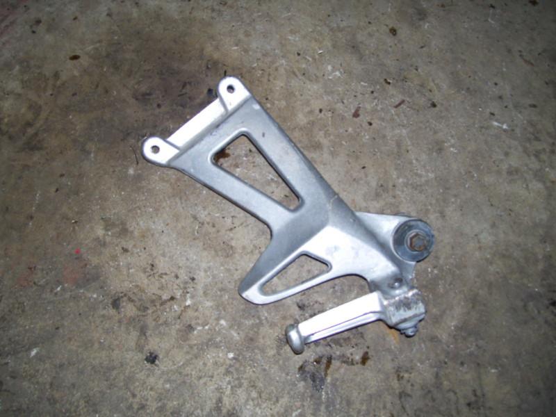 00 triumph sprint 955i st right passenger footpeg peg bracket exhaust mount 