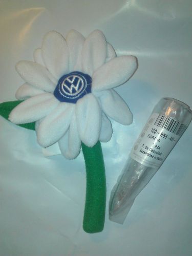 Volkswagen  vw new beetle logo white daisy flower and  1 clear vase oem parts