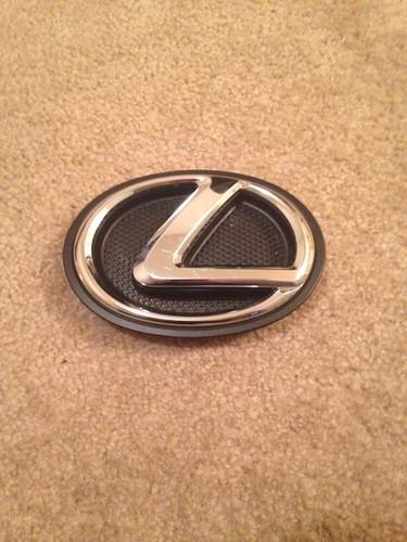 Lexus ls460-460l radiator grille emblem 