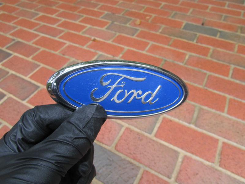 #3532d ford taurus 92 93 94 95   oem front grille mounted emblem