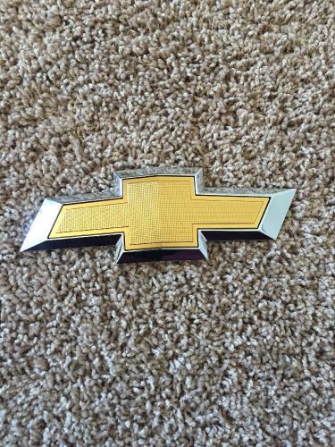 Gm 2009 - 2012 chevy traverse rear liftgate bowtie emblem oem