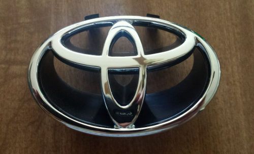 New front grille emblem toyota camry 1997 2001 (75311-aa020) fast shipping!!