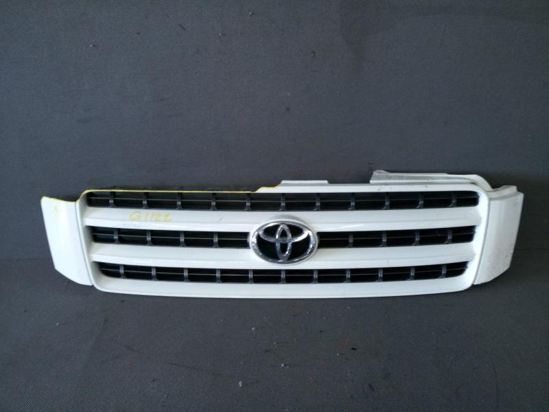 2001-2004 toyota highlander front radiator grille 53101-48060 white *damage*